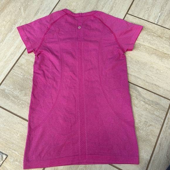 Lululemon Swiftly Tech Short Sleeve - Size 6 - Picture 10 of 16